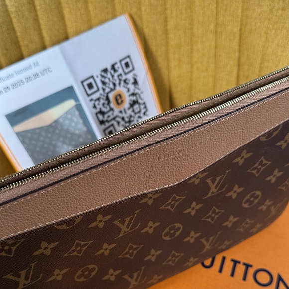 LOUIS VUITTON
Monogram Daily Pouch Sesame - Picture 5 of 16